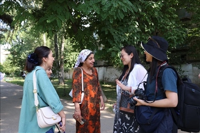 人民日?qǐng)?bào)記者和塔方記者在進(jìn)行交流。顏歡攝