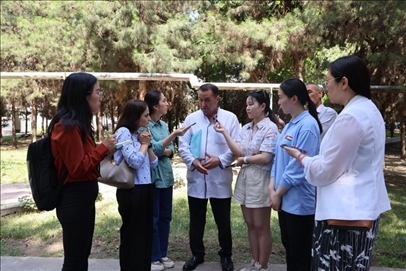 聯(lián)合采訪團(tuán)隊(duì)在采訪塔吉克斯坦中央眼科醫(yī)院副院長(zhǎng)馬爾索羅夫·薩爾杜洛。胡澤曦?cái)z