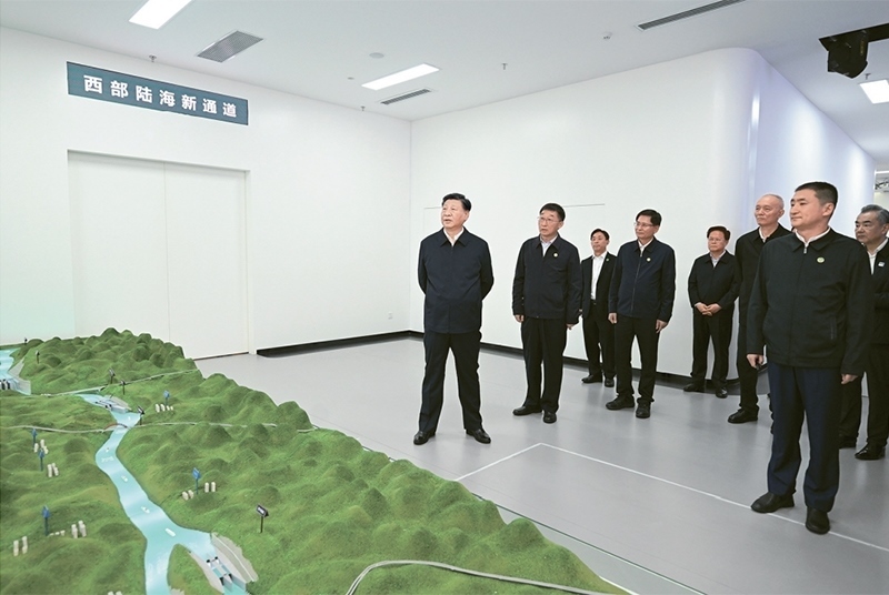 2023年12月14日至15日，中共中央總書記、國家主席、中央軍委主席習近平在廣西考察。這是14日上午，習近平在南寧市考察中國—東盟信息港股份有限公司，結(jié)合平陸運河沙盤聽取西部陸海新通道骨干工程建設(shè)匯報。 新華社記者 謝環(huán)馳/攝