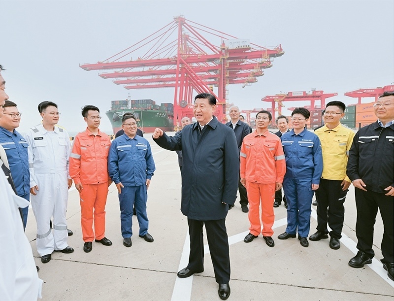 2024年5月22日至24日，中共中央總書記、國家主席、中央軍委主席習近平在山東考察。這是22日下午，習近平在日照港親切慰問港口科技工作者、運營人員、航運人員。 新華社記者 謝環(huán)馳/攝
