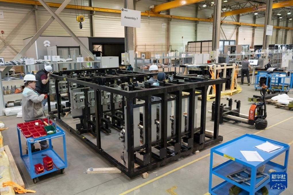 2024年1月26日，在匈牙利比奧托爾巴吉，員工在蔚來(lái)能源歐洲工廠工作。新華社發(fā)（弗爾季·奧蒂洛 攝）