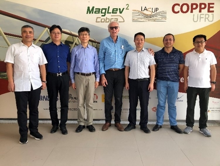 實(shí)驗(yàn)室建設(shè)團(tuán)隊(duì)主要負(fù)責(zé)人與巴西里約熱內(nèi)盧聯(lián)邦大學(xué)交流。西南交通大學(xué)供圖