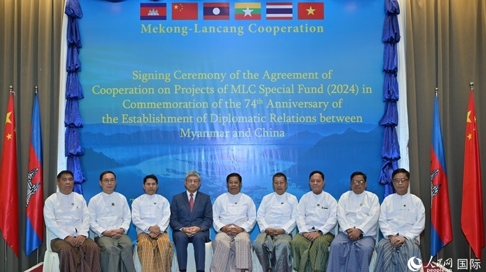 中國駐緬甸大使陳海（左四）與緬方執(zhí)行部委部長合影。人民網(wǎng)記者 謝佳君攝