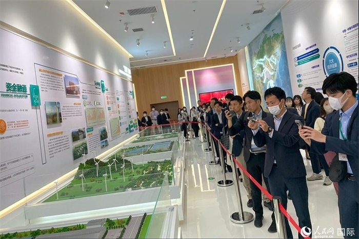 日本創(chuàng)價學(xué)會青年代表團在烏魯木齊市文化中心規(guī)劃館參觀。人民網(wǎng)記者 張麗婭攝