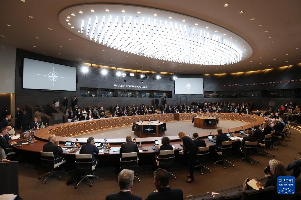 這是6月14日在比利時布魯塞爾北約總部拍攝的北約防長會現(xiàn)場。新華社記者 趙丁喆 攝