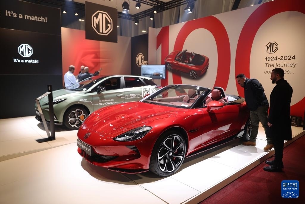 2024年1月17日，人們?cè)诒壤麜r(shí)布魯塞爾舉辦的2024布魯塞爾汽車(chē)展上參觀上汽名爵電動(dòng)汽車(chē)。新華社記者 趙丁喆 攝