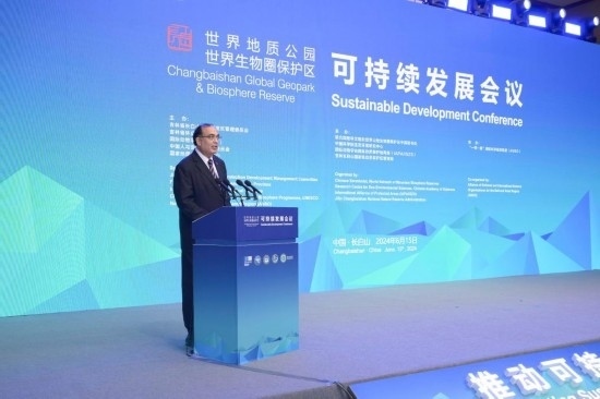  6月15日，聯(lián)合國教科文組織東亞地區(qū)辦事處主任夏澤翰在“長白山·世界地質(zhì)公園、世界生物圈保護區(qū)可持續(xù)發(fā)展會議”上做主旨演講。新華社發(fā)