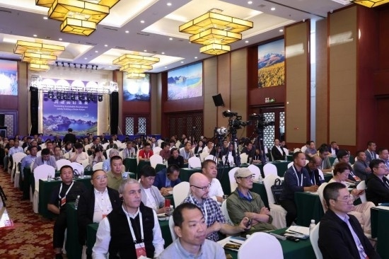  6月15日，“長白山·世界地質(zhì)公園、世界生物圈保護區(qū)可持續(xù)發(fā)展會議”現(xiàn)場。新華社發(fā)