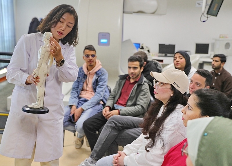 2023年4月19日，河北省秦皇島市中醫(yī)醫(yī)院醫(yī)務(wù)工作者為燕山大學(xué)外國留學(xué)生講解中醫(yī)經(jīng)絡(luò)知識。