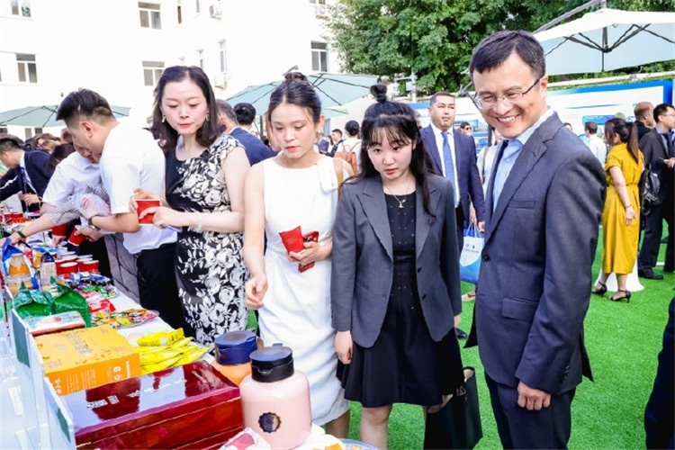 與會(huì)嘉賓參觀品鑒上合組織農(nóng)業(yè)基地特產(chǎn)。主辦方供圖