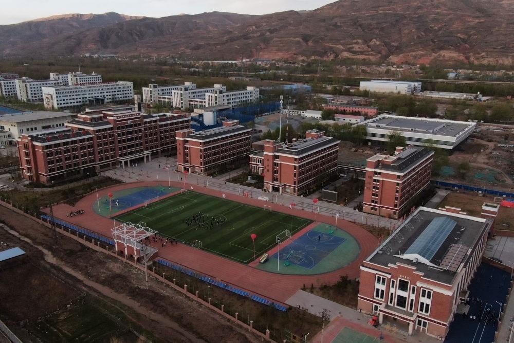 這是果洛西寧民族中學(xué)（2021年4月28日攝，無(wú)人機(jī)照片）。