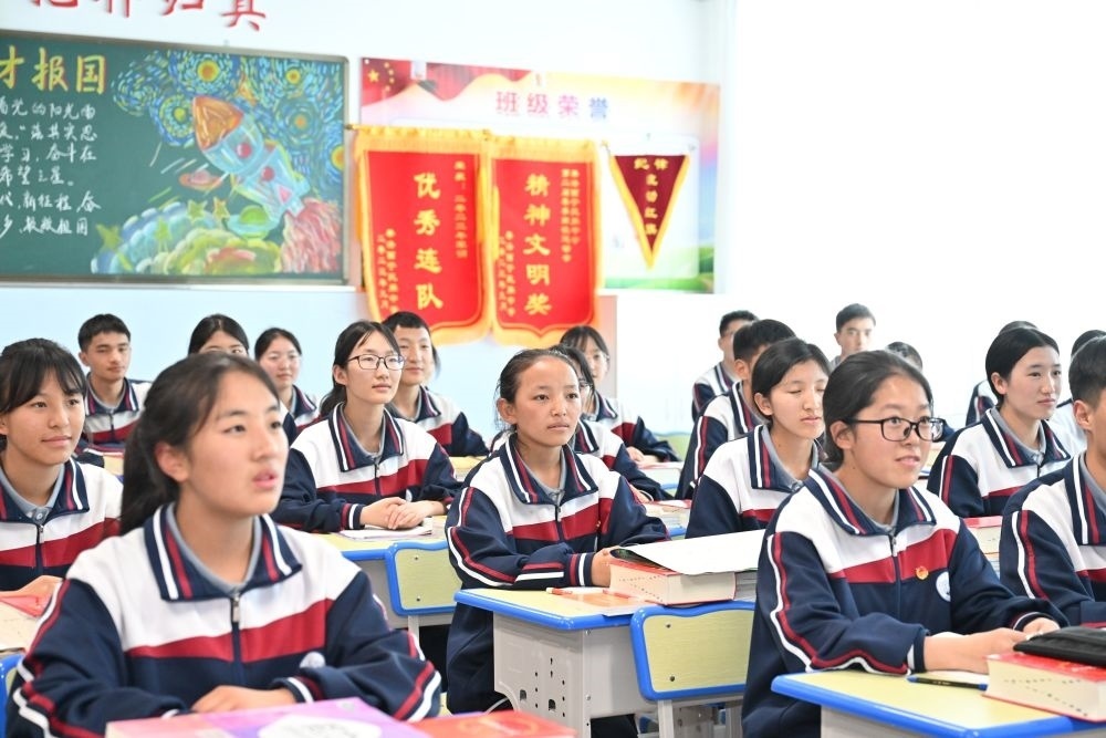2024年6月18日，果洛西寧民族中學(xué)學(xué)生在上課。