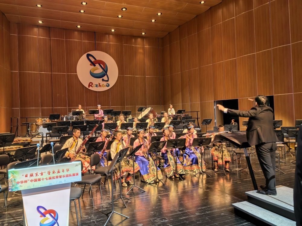 5月4日，來(lái)自果洛西寧民族中學(xué)的果洛州青少年管樂(lè)團(tuán)在山東省日照市演出。