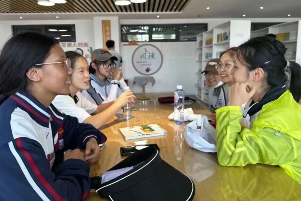 2023年7月10日，在果洛西寧民族中學(xué)，上海市大同中學(xué)學(xué)生（右）與果洛西寧民族中學(xué)學(xué)生交流。新華社發(fā)（果洛州教育局供圖）
