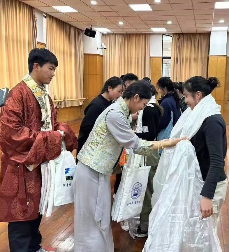 2024年1月18日，在上海市大同中學(xué)，果洛西寧民族中學(xué)學(xué)生給上海大同中學(xué)師生獻(xiàn)哈達(dá)。新華社發(fā)（果洛州教育局供圖）