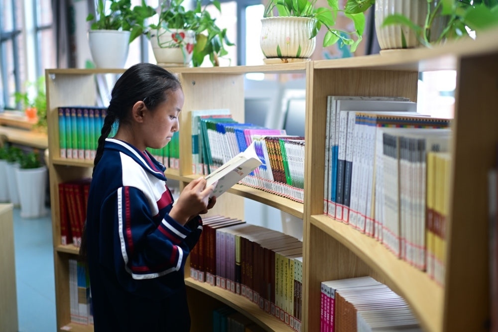 6月18日，果洛西寧民族中學(xué)學(xué)生尼東拉毛在圖書(shū)室看書(shū)。