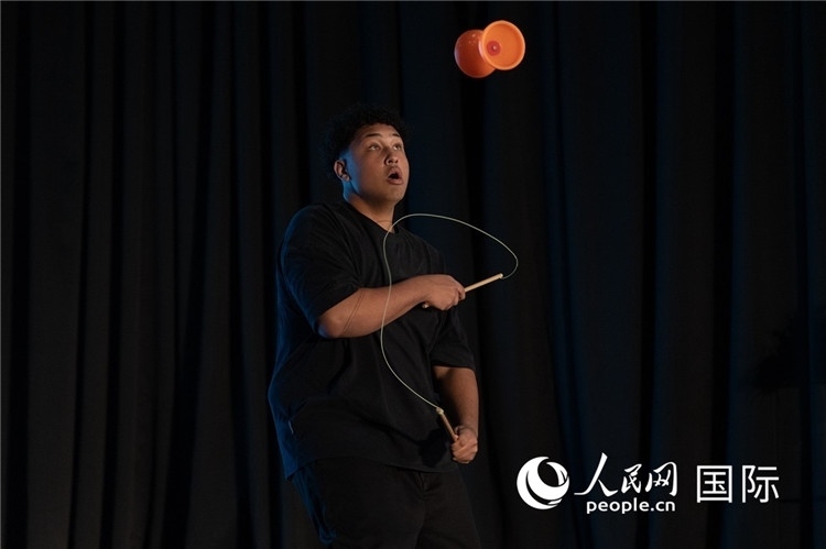 參賽選手表演的抖空竹如行云流水。人民日報非洲中心分社 希拉茲·莫林攝