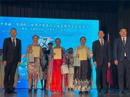 李旭東教育參贊（左一）與赴華參賽選手等合影留念。（圖片來源：孔子課堂）