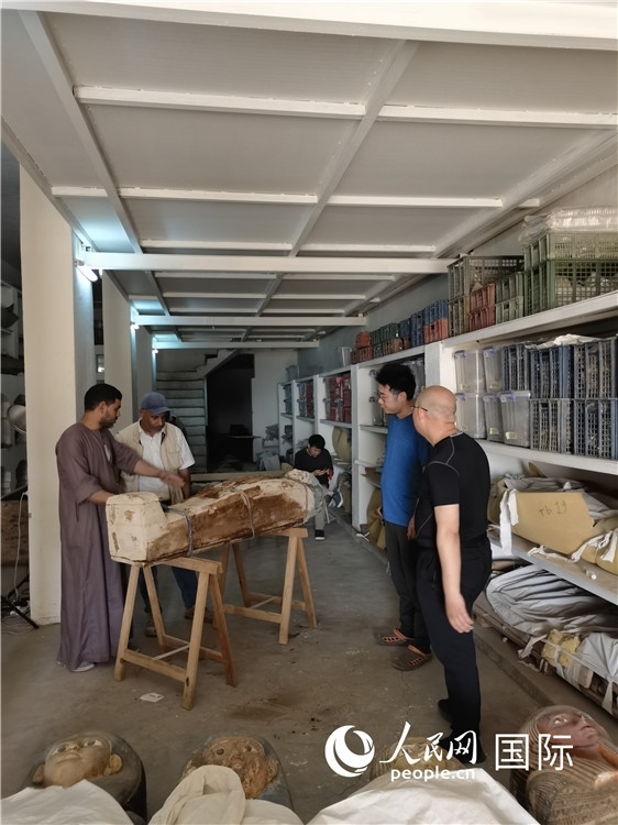 圖為中埃薩卡拉新出土文物數(shù)字化調(diào)查與研究項(xiàng)目團(tuán)隊(duì)在工作現(xiàn)場。