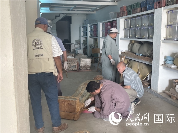 圖為中埃薩卡拉新出土文物數(shù)字化調(diào)查與研究項(xiàng)目團(tuán)隊(duì)在工作現(xiàn)場。薛江攝