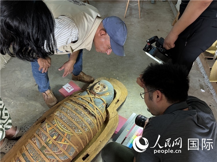 圖為中埃薩卡拉新出土文物數(shù)字化調(diào)查與研究項(xiàng)目團(tuán)隊(duì)在工作現(xiàn)場。薛江攝