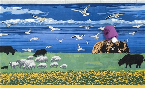 在青海省西寧市圣源地毯集團(tuán)有限公司生產(chǎn)車間，操作工檢查毯面、拔花刺（2023年2月4日攝）。新華社記者 才揚(yáng) 攝