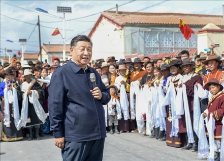 2021年6月7日至9日，習(xí)近平總書記在青?？疾?。這是8日下午，習(xí)近平在海北藏族自治州剛察縣沙柳河鎮(zhèn)果洛藏貢麻村考察時(shí)，同村民們親切交流。新華社記者 謝環(huán)馳 攝