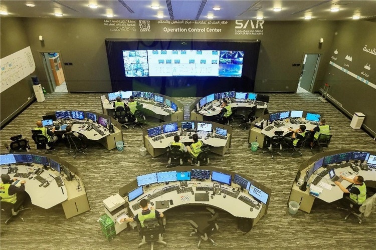 圖為運(yùn)營(yíng)指揮中心一景。中國(guó)鐵建供圖