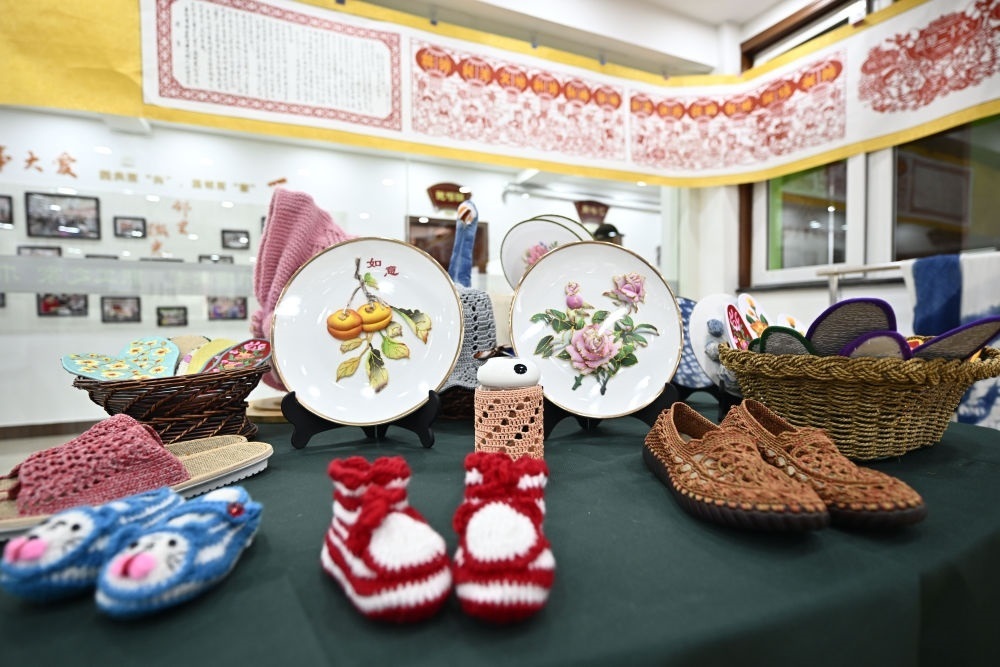 長城花園社區(qū)居民制作的手工藝品（6月19日攝）。