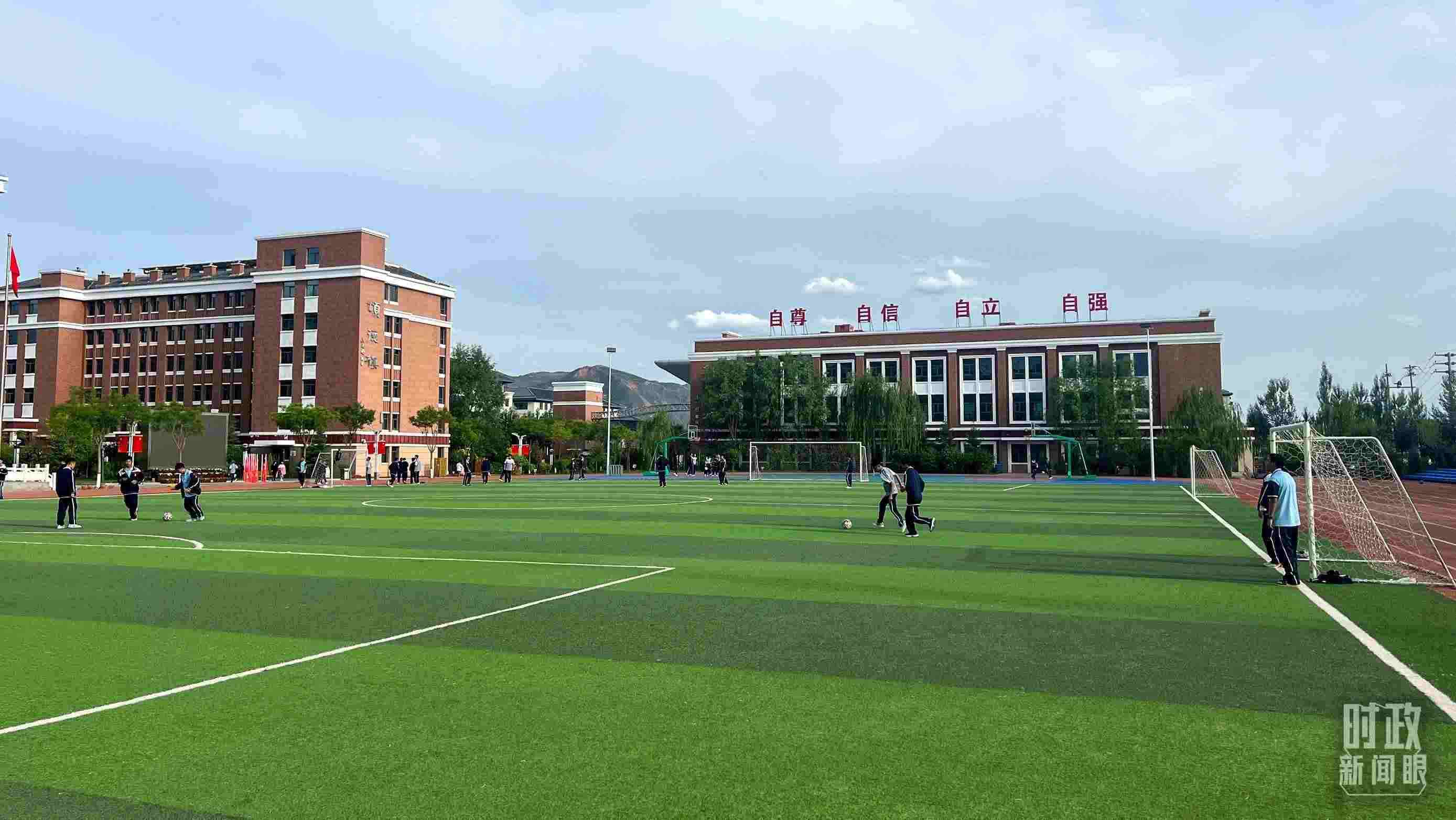 △果洛西寧民族中學(xué)。（總臺央視記者楊波、楊新禹拍攝）