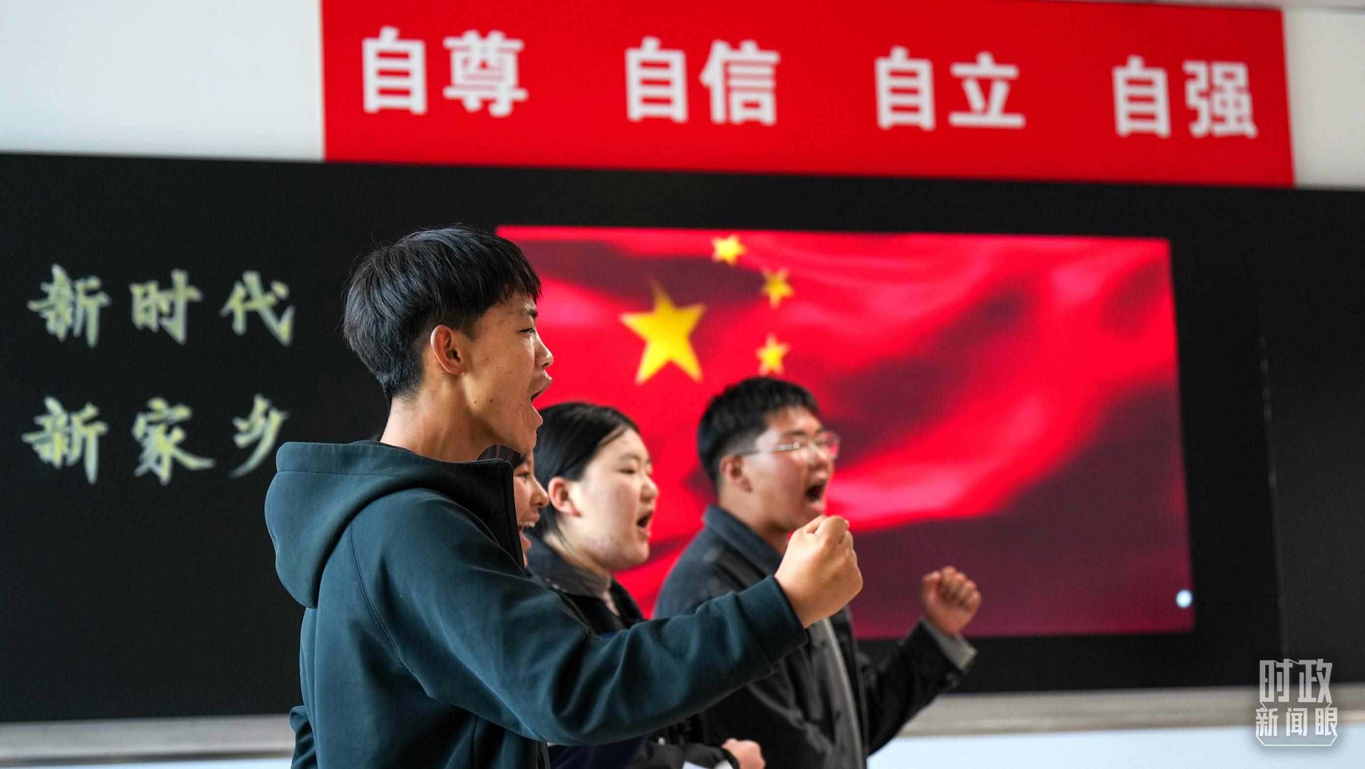 △果洛西寧民族中學(xué)高一（1）班的“新時(shí)代、新家鄉(xiāng)”主題思政課。（總臺央視記者許永松、國廣記者李晉拍攝）