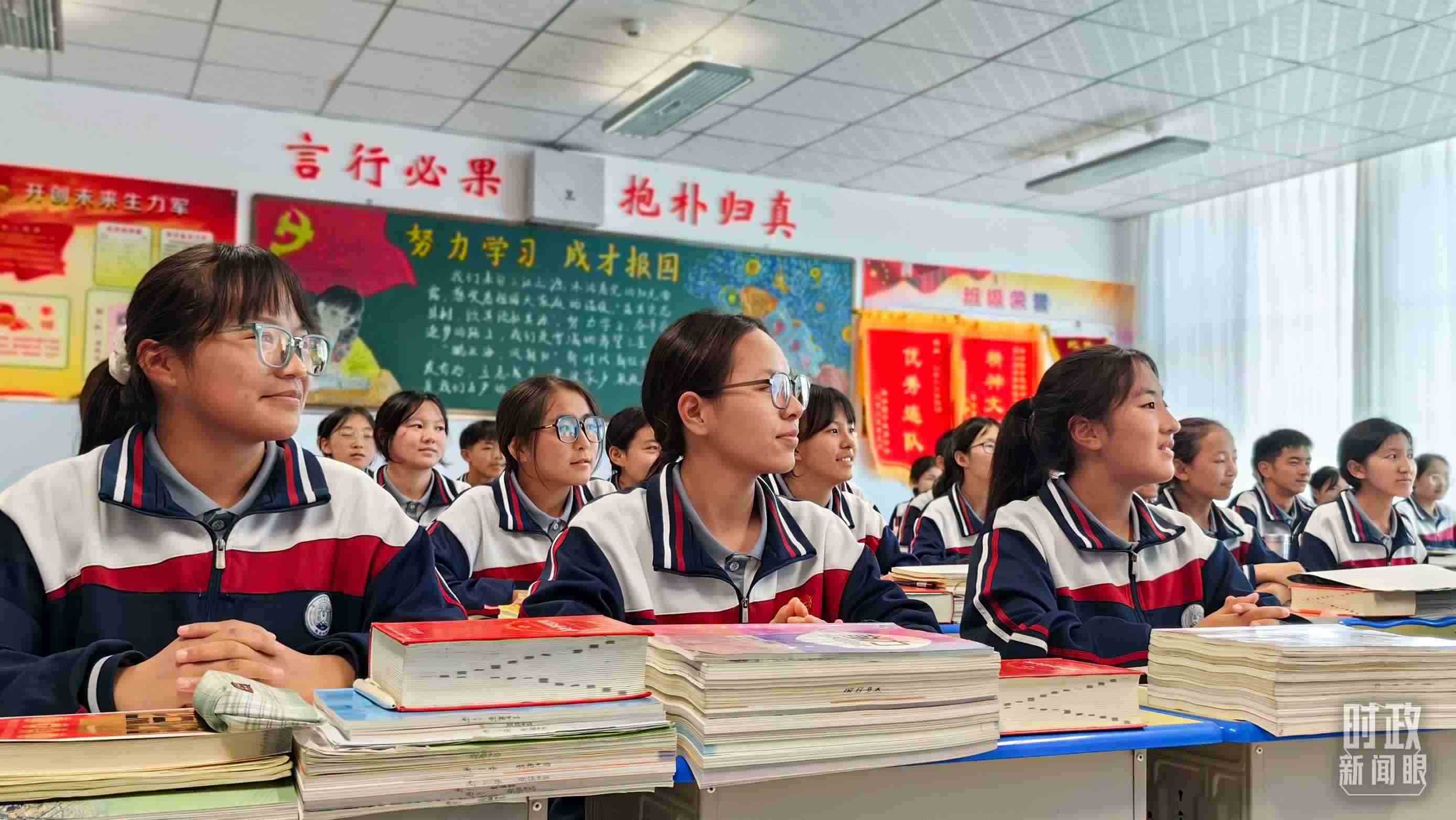 △果洛西寧民族中學(xué)高一（1）班的“新時(shí)代、新家鄉(xiāng)”主題思政課。（總臺央視記者段德文拍攝）