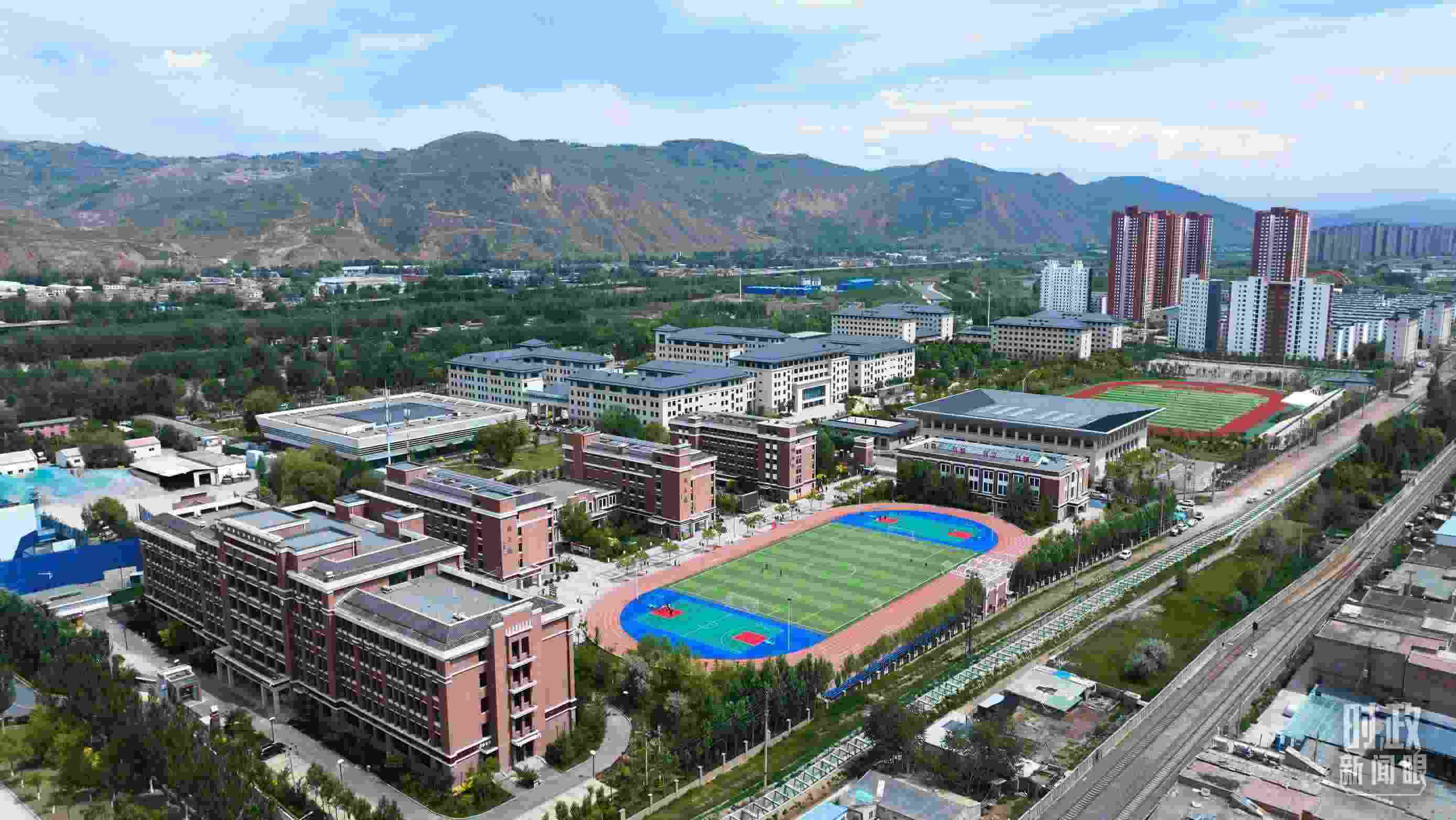 △果洛西寧民族中學(xué)。（總臺記者閆懋鵬拍攝）