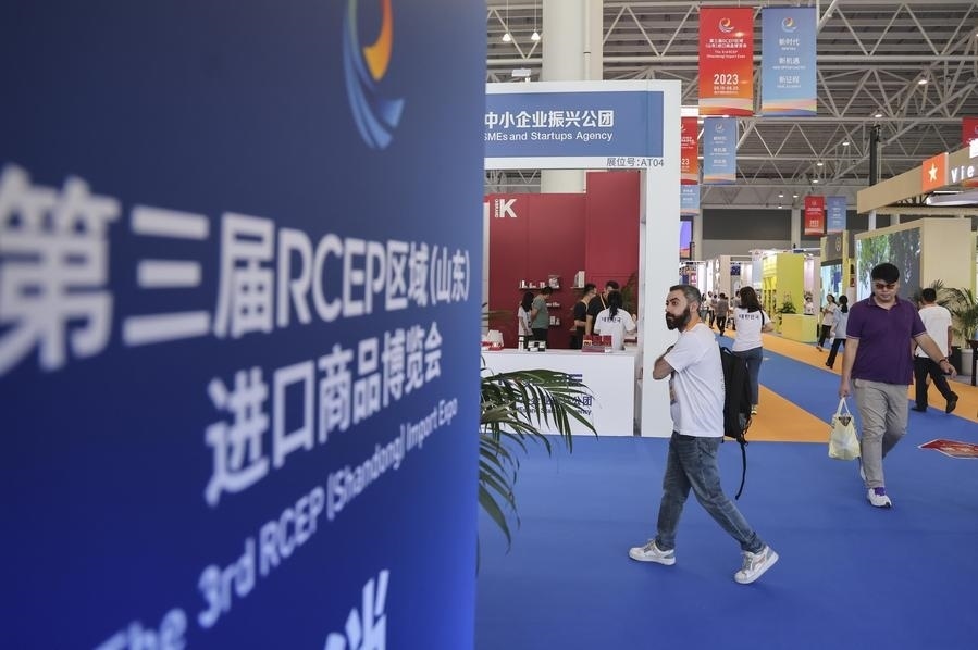 2023年8月18日，人們?cè)诘谌龑肦CEP區(qū)域（山東）進(jìn)口商品博覽會(huì)上參觀。新華社發(fā)（許傳寶 攝）