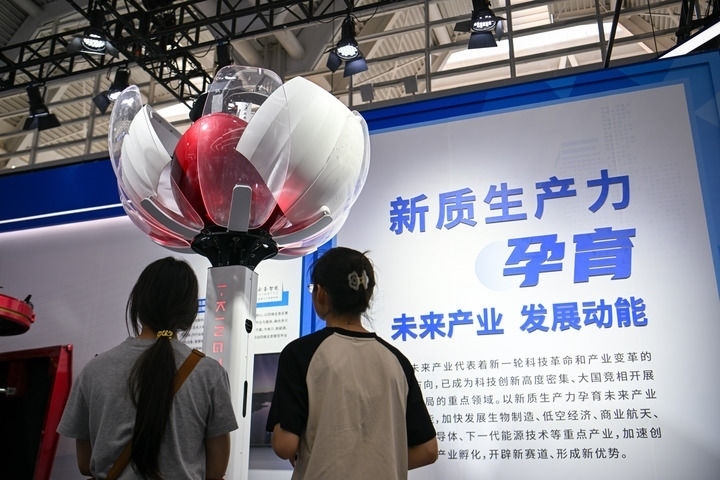 6月20日，與會(huì)者參觀天津云圣智能科技有限責(zé)任公司展區(qū)展出的“圣·寶蓮燈”全自主無(wú)人機(jī)巡檢系統(tǒng)。新華社記者 孫凡越 攝