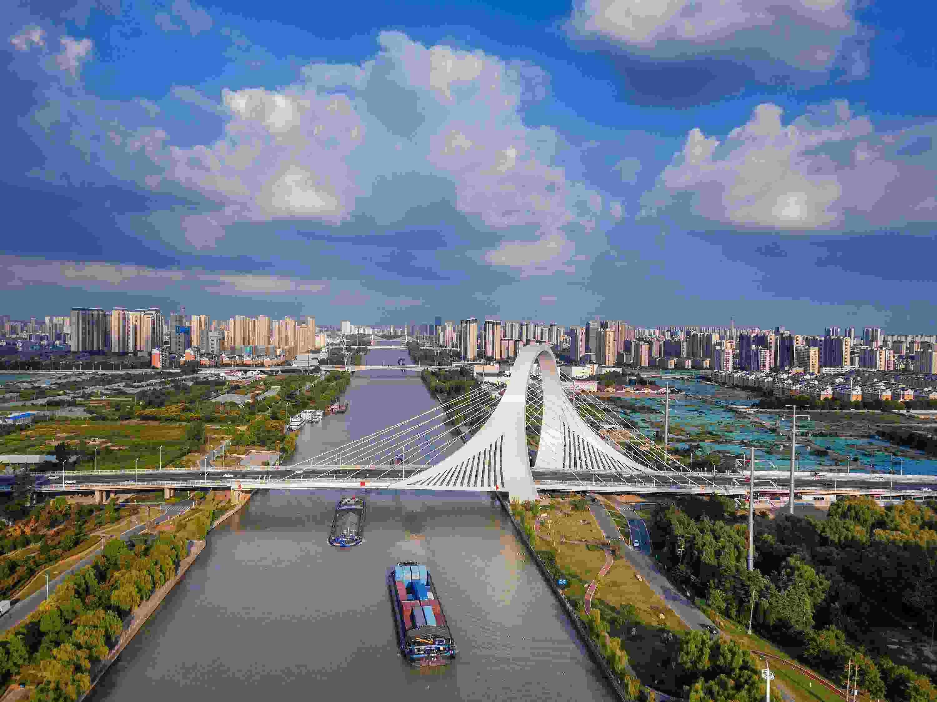 2022年9月12日，幾艘船舶行駛在江蘇淮安運(yùn)河大橋附近。