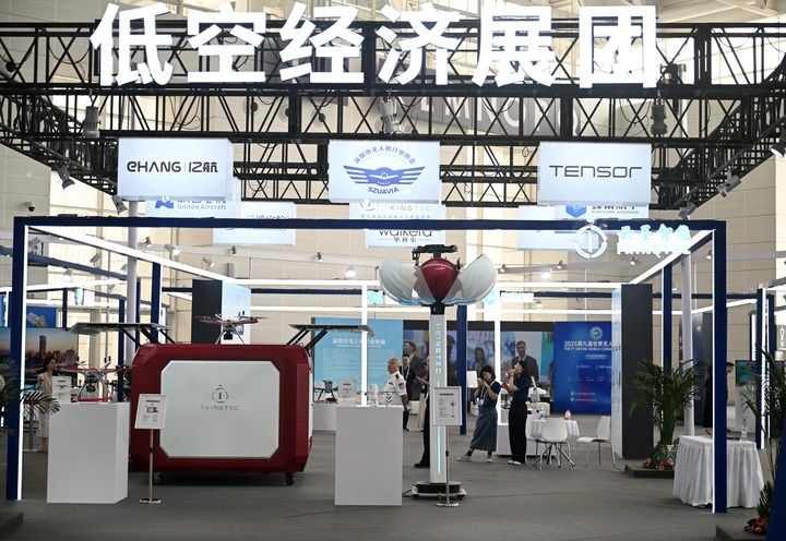 6月20日，參觀者在博覽會(huì)低空經(jīng)濟(jì)展團(tuán)參觀。新華社記者 趙子碩 攝