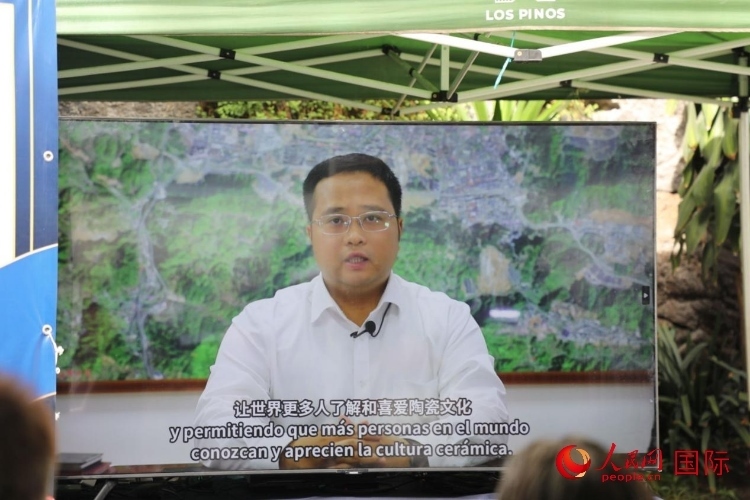 德化縣人民政府縣長方俊欽視頻致辭。人民網(wǎng) 埃內(nèi)斯托·多明戈斯攝