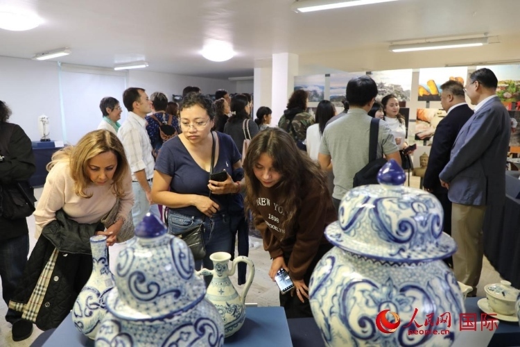 在展覽現(xiàn)場(chǎng)，觀眾們駐足欣賞德化瓷和墨西哥彩瓷。人民網(wǎng) 埃內(nèi)斯托·多明戈斯攝