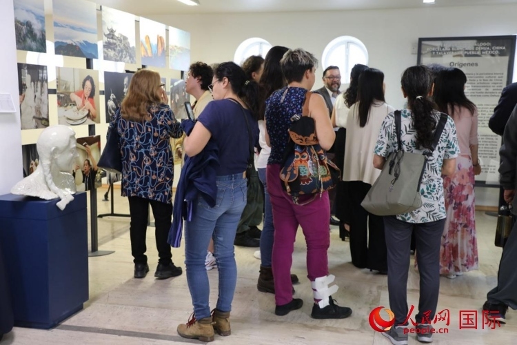 在展覽現(xiàn)場(chǎng)，觀眾們駐足欣賞德化白瓷和墨西哥彩瓷。人民網(wǎng) 埃內(nèi)斯托·多明戈斯攝