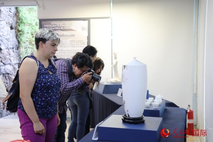 在展覽現(xiàn)場(chǎng)，觀眾們駐足欣賞德化白瓷和墨西哥彩瓷。人民網(wǎng) 埃內(nèi)斯托·多明戈斯攝