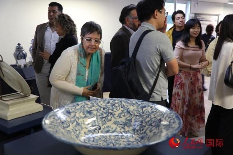 在展覽現(xiàn)場(chǎng)，觀眾們駐足欣賞德化白瓷和墨西哥彩瓷。人民網(wǎng) 埃內(nèi)斯托·多明戈斯攝