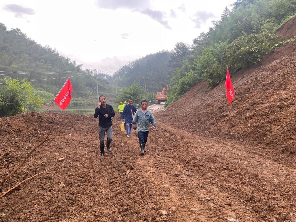 6月22日，木石里008縣道最后一個(gè)塌方點(diǎn)搶通。（受訪者供圖）