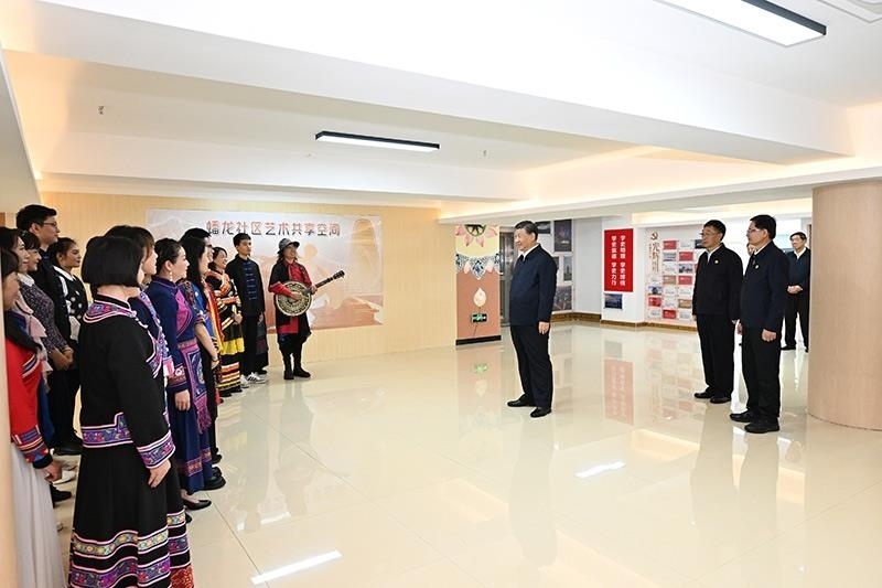 2023年12月14日，習(xí)近平總書記在廣西南寧市良慶區(qū)蟠龍社區(qū)黨群服務(wù)中心文體活動室同社區(qū)居民親切交流。