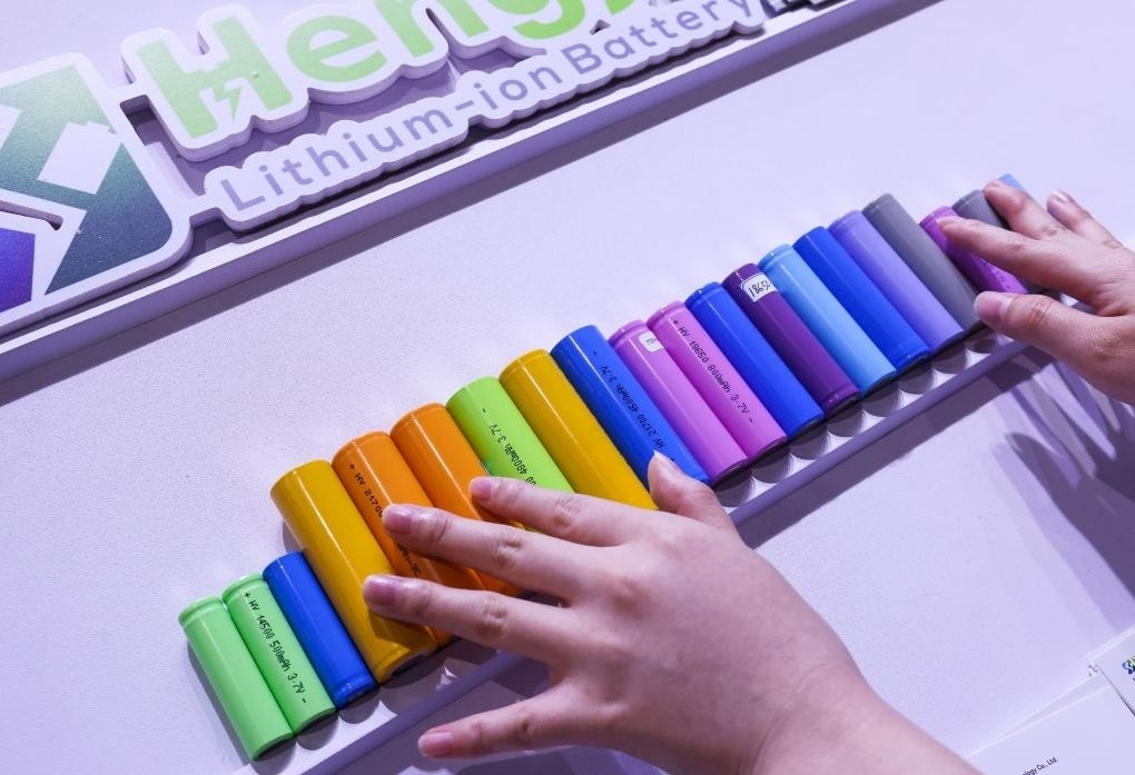 參展商在第135屆廣交會(huì)新能源展區(qū)布置鋰電池展品（2024年4月15日攝）。新華社記者 劉大偉 攝