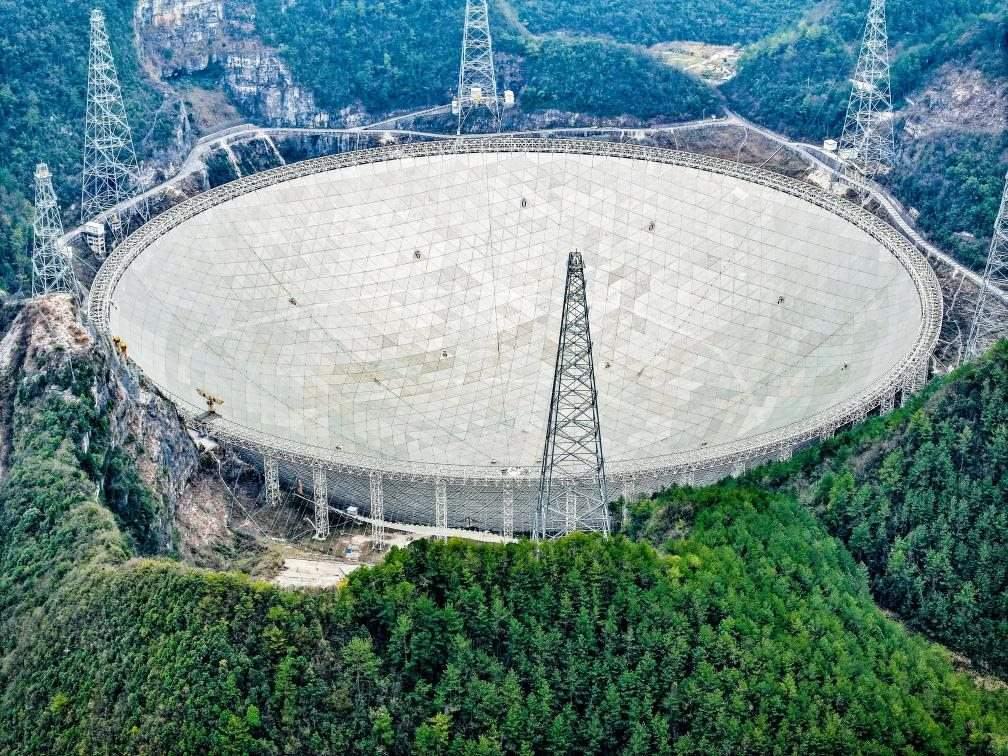 這是2024年2月26日拍攝的位于貴州的“中國(guó)天眼”（無(wú)人機(jī)全景圖片，維護(hù)保養(yǎng)期間拍攝）。新華社記者 歐東衢 攝