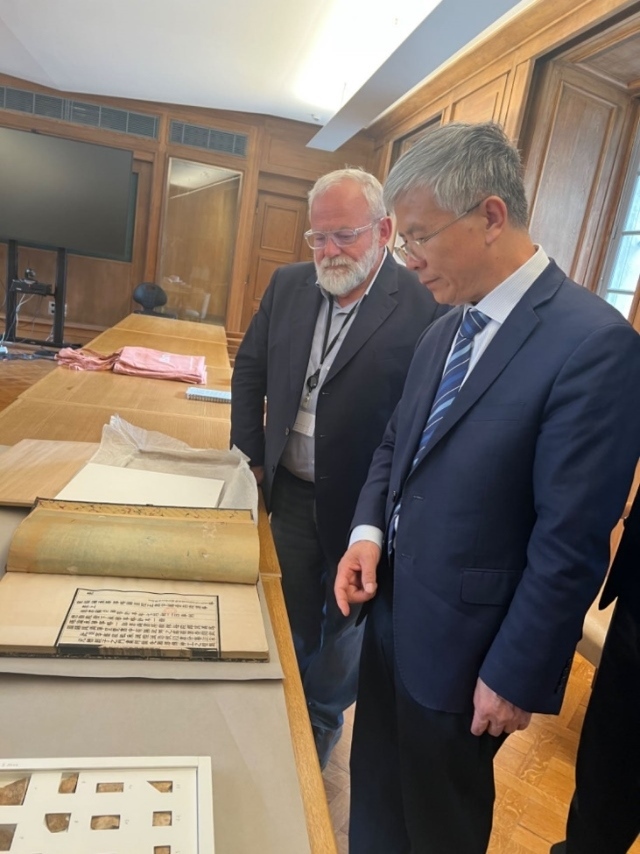 山東大學(xué)校長(zhǎng)李術(shù)才率團(tuán)訪問(wèn)法國(guó)國(guó)家圖書館。山東大學(xué)供圖