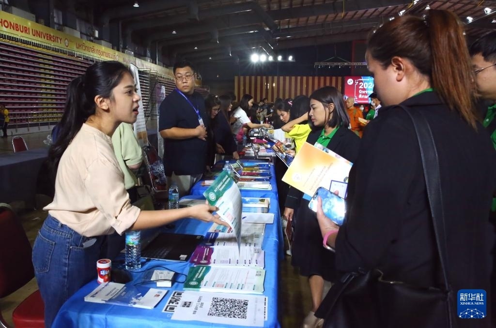 6月22日，在泰國曼谷吞武里大學(xué)舉辦的中國高等教育展上，學(xué)生在中國高校展臺(tái)前了解信息。新華社記者 孫瑋彤 攝