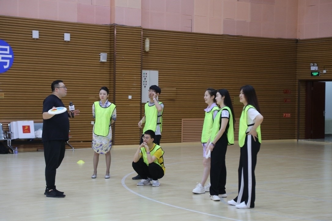 在“友趣體驗(yàn)營(yíng)”上，年輕用戶正在學(xué)習(xí)飛盤運(yùn)動(dòng)技巧。 受訪者供圖