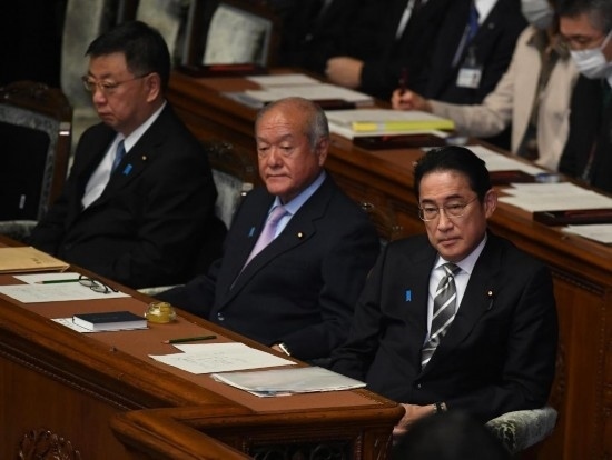 ??2023年12月13日，日本首相岸田文雄（右）參加國會閉會式。新華社記者馮武勇攝